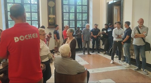 I camalli cantano 'Fischia il vento': esplode la protesta contro la cancellazione dei silos sul porto commerciale