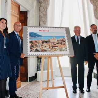 Poste Italiane: emesso un francobollo per celebrare il Centenario della città (foto)