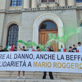 "Oltre al danno, anche la beffa", flash mob davanti a Palazzo civico in solidarietà a Mario Roggero "Oltre al danno, anche la beffa", flash mob davanti a Palazzo civico in solidarietà a Mario Roggero