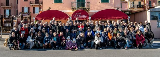 Davanti al Bar Corsaro uno scatto per fissare  la memoria