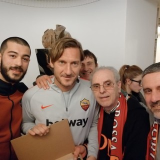 Un compleanno da ricordare per il 'Roma Club Imperia Francesco Totti': l'incontro con Il Capitano e la squadra al completo (Foto e video) Un compleanno da ricordare per il 'Roma Club Imperia Francesco Totti': l'incontro con Il Capitano e la squadra al completo (Foto e video)