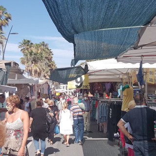 Imperia, boom di presenze per la fiera di San Giovanni: il tradizionale appuntamento con il commercio ambulante