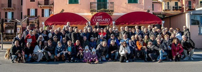 Davanti al Bar Corsaro uno scatto per fissare  la memoria