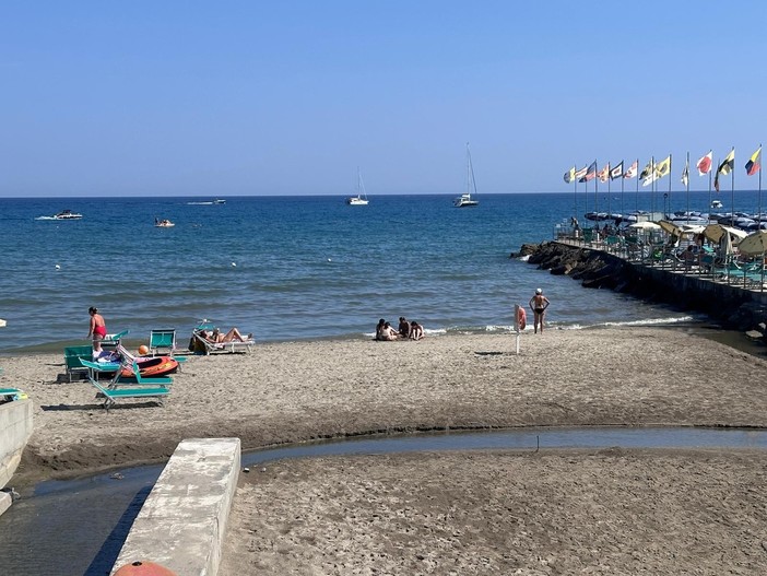 Diano Marina, divieto temporaneo di balneazione dalla foce del rio Varcavello al molo delle Tartarughe