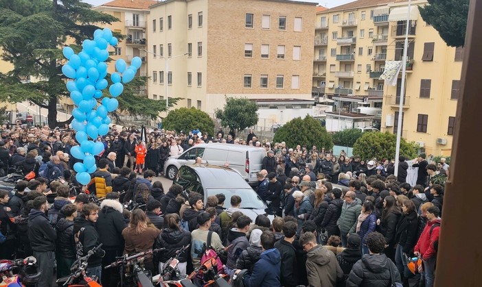 Imperia, Cristo Re gremita per l’addio a Gabriele Capone