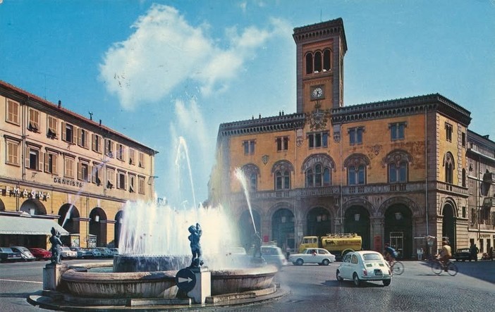 ACCADDE OGGI, 27 AGOSTO 1978. La storica fontana di piazza Dante non funziona più ed è a secco, il sindaco lancia un referendum ACCADDE OGGI, 27 AGOSTO 1978. La storica fontana di piazza Dante non funziona più ed è a secco, il sindaco lancia un referendum
