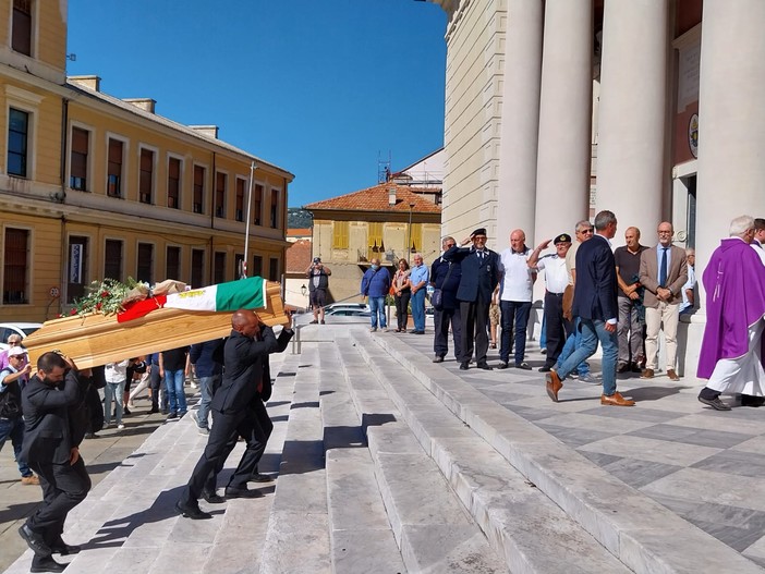 Funerale del comandante Serafini, don Lucio: "La sua avventura marinara è divenuta realtà nel museo" Funerale del comandante Serafini, don Lucio: "La sua avventura marinara è divenuta realtà nel museo"