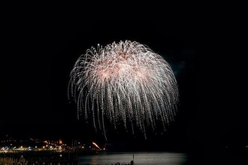 I fuochi illuminano il cielo di Diano Marina per festeggiare la Madonna del Carmine
