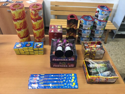 Imperia: vendita illecita di fuochi d'artificio pericolosi, Polizia denuncia commerciante e sequestra 110 pezzi Imperia: vendita illecita di fuochi d'artificio pericolosi, Polizia denuncia commerciante e sequestra 110 pezzi
