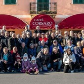 Davanti al Bar Corsaro uno scatto per fissare  la memoria