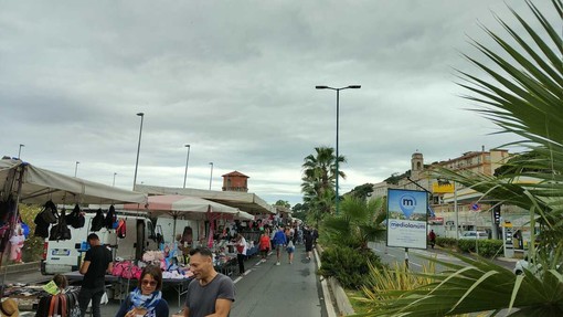 La Fiera di San Francesco anima Lungomare Vespucci a Imperia La Fiera di San Francesco anima Lungomare Vespucci a Imperia