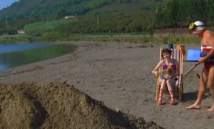 E LA CHIAMANO ESTATE... La "pericolosissima" buchetta sulla spiaggia del Prino