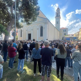 A Diano Marina ultimo saluto in musica a Valerio Abbo il cantante-albergatore morto in un incidente