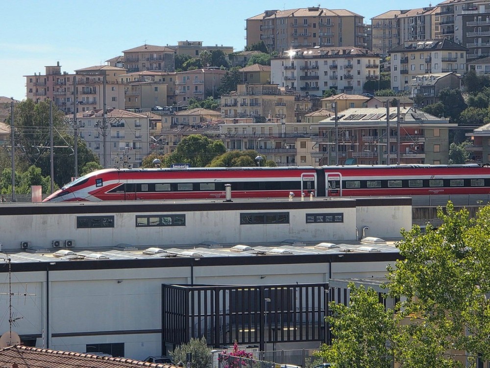 Il Frecciarossa in transito alla stazione di Imperia scatena la curiosità e qualche sogno