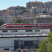 Il Frecciarossa in transito alla stazione di Imperia scatena la curiosità e qualche sogno Il Frecciarossa in transito alla stazione di Imperia scatena la curiosità e qualche sogno