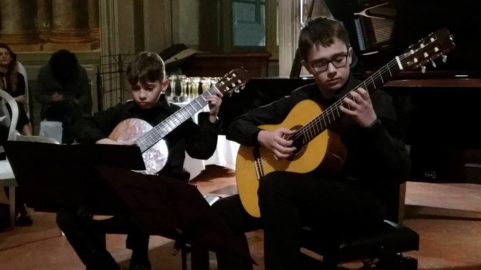 Imperia: i giovani fratelli Federico e Gabriele Tala si aggiudicano il primo premio nella categoria "Formazioni Chitarristiche" al concorso nazionale "G. Rospigliosi" Imperia: i giovani fratelli Federico e Gabriele Tala si aggiudicano il primo premio nella categoria "Formazioni Chitarristiche" al concorso nazionale "G. Rospigliosi"