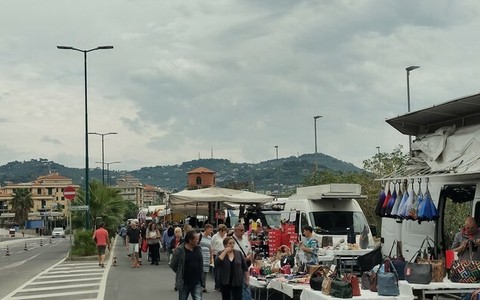 LA TRADIZIONE. Sul Lungomare Vespucci tornano le bancarelle della Fiera dell’Angelo