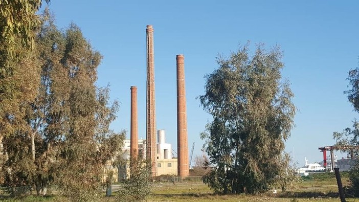Demolizione ciminiera ad Imperia, 'Sinistra in Comune: "Un pezzo di storia della città verrà stravolto e mutilato"