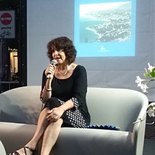 San Bartolomeo al Mare: a ‘Tea con l’Autore’ approda Laura Guglielmi e il suo libro ‘Calvino e Sanremo. Alla ricerca di una città scomparsa’