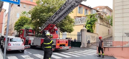 Fulmine sulla chiesa dei Frati Minimi di Oneglia, taglio frontale del campanile Fulmine sulla chiesa dei Frati Minimi di Oneglia, taglio frontale del campanile