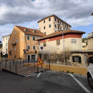 Fondura, tensione crescente nell’area dell’ex passaggio a livello: “Situazione fuori controllo”