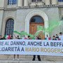 "Oltre al danno, anche la beffa", flash mob davanti a Palazzo civico in solidarietà a Mario Roggero