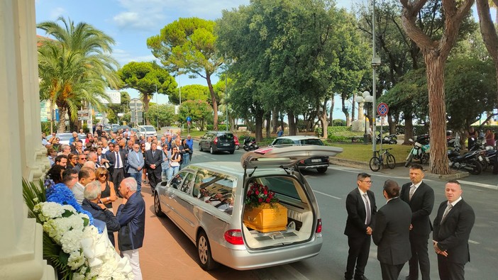 Diano Marina, folla commossa al funerale di Americo Pilati (foto) Diano Marina, folla commossa al funerale di Americo Pilati (foto)