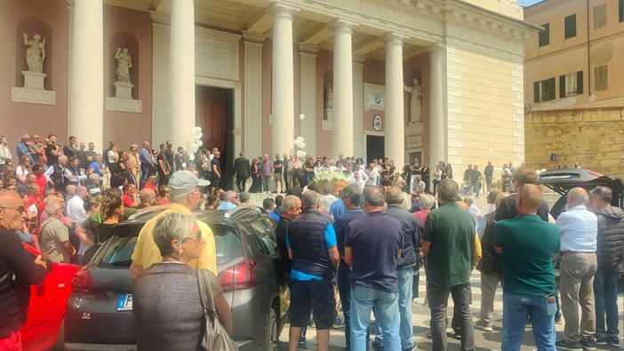 Imperia in lutto, ultimo saluto a Marco Di Pietro: Basilica di San Maurizio gremita per l'addio