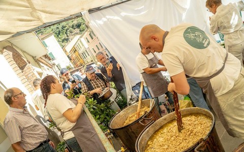 Un'immagine del Festival dello Stoccafisso di Badalucco, tra gli appuntamenti di punta del weekend nell'Imperiese