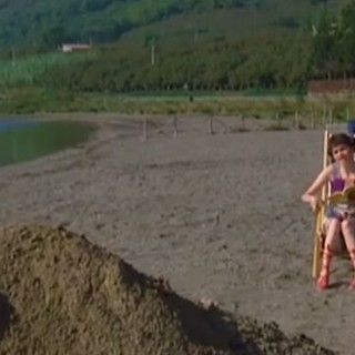 E LA CHIAMANO ESTATE... La "pericolosissima" buchetta sulla spiaggia del Prino