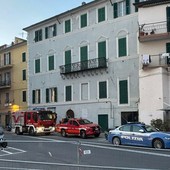 Pompieri e polizia al loro arrivo in via Des Geneys Pompieri e polizia al loro arrivo in via Des Geneys