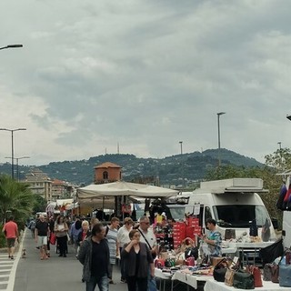 LA TRADIZIONE. Sul Lungomare Vespucci tornano le bancarelle della Fiera dell’Angelo LA TRADIZIONE. Sul Lungomare Vespucci tornano le bancarelle della Fiera dell’Angelo