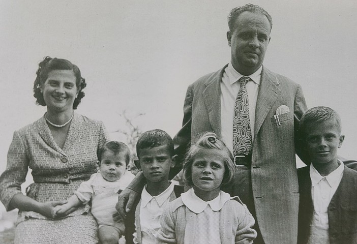 La famiglia Scajola in una rara foto: in piedi Ferdinando, padre dell’attuale sindaco e a sua volta stimato primo cittadino  nel dopoguerra