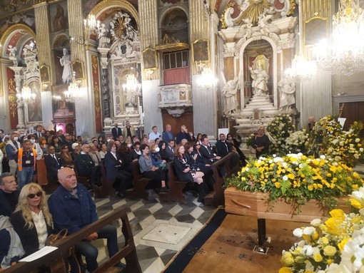 Folla per l'ultimo saluto a Franco Gatti: &quot;Hai preso la chitarra e hai suonato per noi, grazie Franco&quot; (Foto e Video)