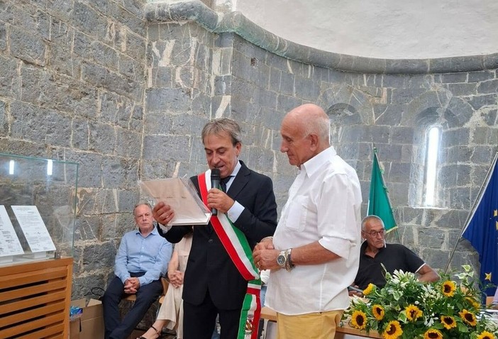 Una comunità in festa a Lingueglietta per i vent'anni da sindaco di Filippo Guasco Una comunità in festa a Lingueglietta per i vent'anni da sindaco di Filippo Guasco