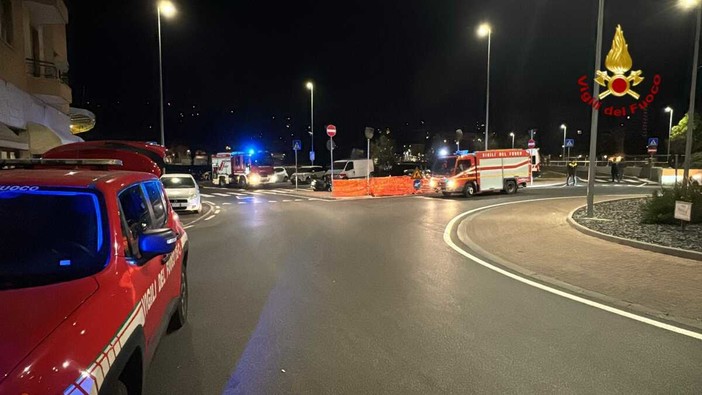 Grossa fuga di gas a Imperia, strade chiuse e vigili del fuoco sul posto