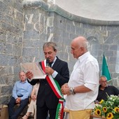 Una comunità in festa a Lingueglietta per i vent'anni da sindaco di Filippo Guasco Una comunità in festa a Lingueglietta per i vent'anni da sindaco di Filippo Guasco