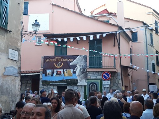 Per una notte Costa d’Oneglia si tinge di azzurro con la Festa della Bandiera argentina Per una notte Costa d’Oneglia si tinge di azzurro con la Festa della Bandiera argentina
