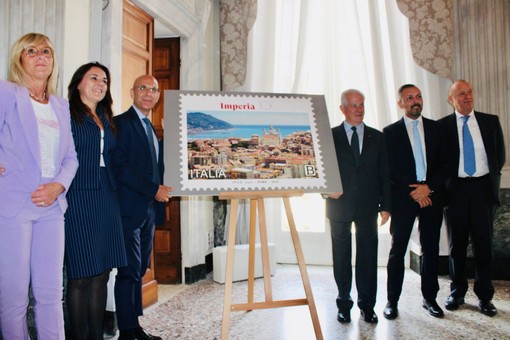 Poste Italiane: emesso un francobollo per celebrare il Centenario della città (foto)