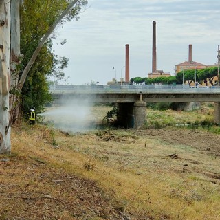 Imperia, operaio trancia un tubo del gas mentre pulisce il torrente: mobilitazione di soccorsi in via Argine sinistro (foto e video)