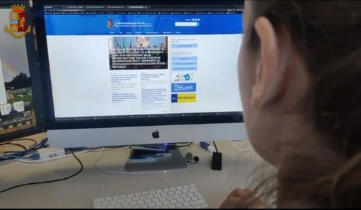 Pedofilia online, quarantenne imperiese arrestato dalla Polizia Postale (video)