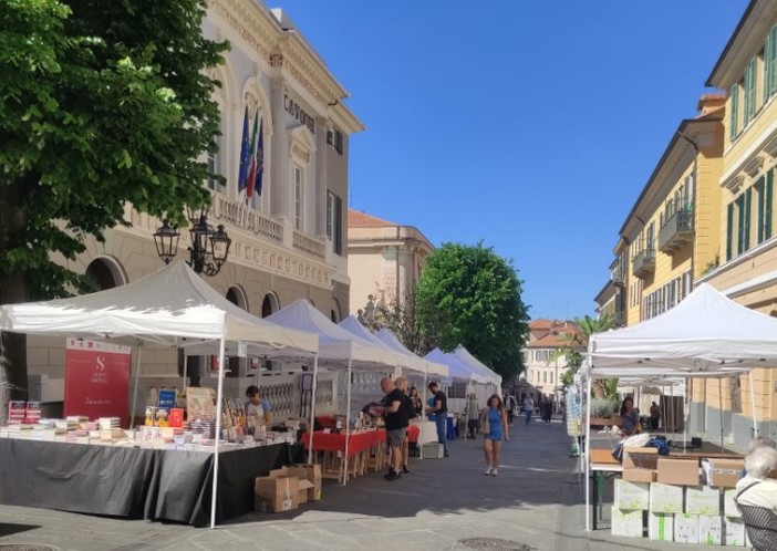 Bancarelle aperte già stamattina alla Fiera del Libro