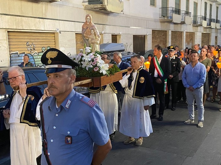 Diano in festa per Sant'Anna: la città accoglie la statua giunta dal mare (foto) Diano in festa per Sant'Anna: la città accoglie la statua giunta dal mare (foto)