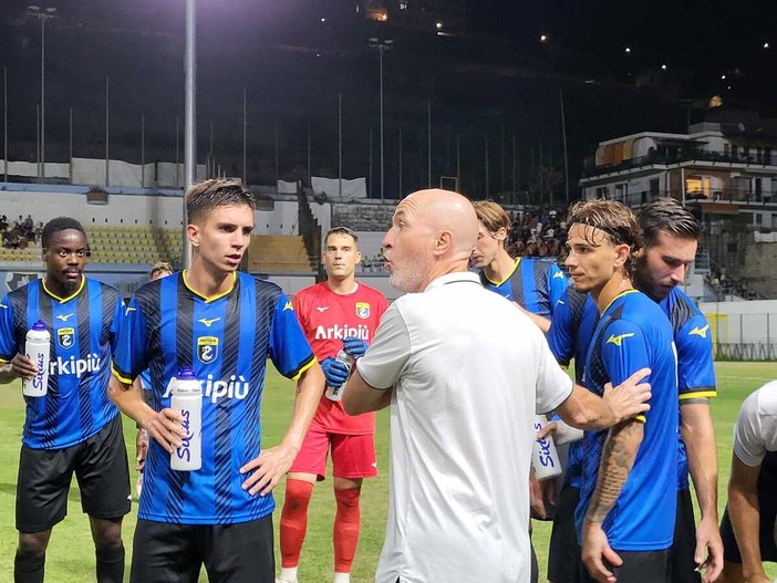 Il tecnico nerazzurro Franco Lerda impartisce indicazioni ai suoi Il tecnico nerazzurro Franco Lerda impartisce indicazioni ai suoi