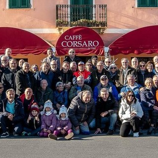 Davanti al Bar Corsaro uno scatto per fissare  la memoria