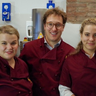 Sandor fra Giulia Beitone a sx chef pasticcera e la sorella Michelle a dx Sandor fra Giulia Beitone a sx chef pasticcera e la sorella Michelle a dx
