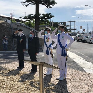 Imperia: la capitaneria di porto ha celebrato la giornata della marina militare, questa mattina la cerimonia (foto)