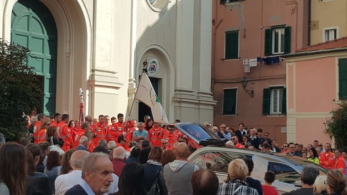 Imperia: una folla commossa per l'ultimo saluto a Marco Grossi, al funerale suonano le sirene dell'ambulanza della Croce Bianca (foto e video)