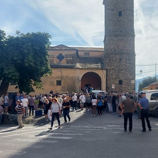 Vasia saluta Cristiano Iberto, folla commossa al funerale dell’ex poliziotto morto in montagna