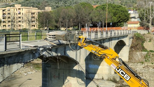 Imperia, demolizione del ponte di Piani: primo colpo di benna (foto e video) Imperia, demolizione del ponte di Piani: primo colpo di benna (foto e video)